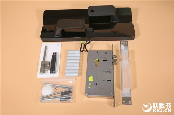 小米首款高端全自動智能鎖圖賞，1699元一觸即開門