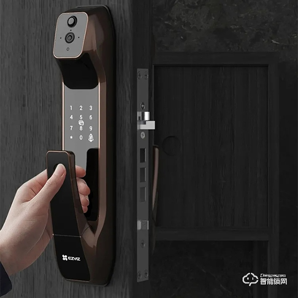 刷個臉秒進屋，這個智能鎖還是個24小時守門人