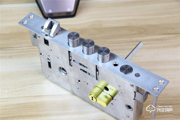 TCL智能鎖實力攪局，外觀新穎別樹一幟，一鍵開關更方便