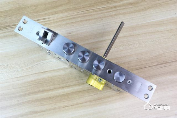 TCL智能鎖實力攪局，外觀新穎別樹一幟，一鍵開關更方便