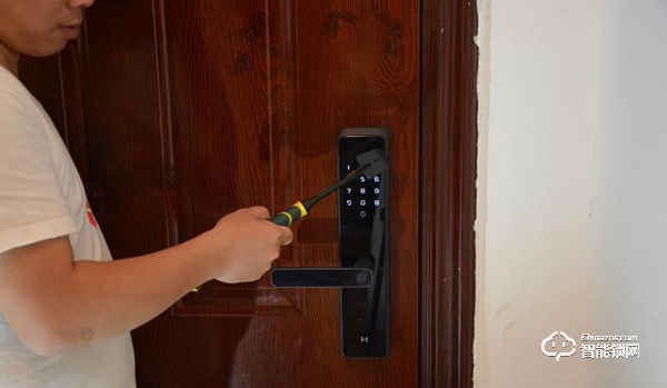 用防彈玻璃做面板，到底有多堅固，創米小白智能門鎖G1親測