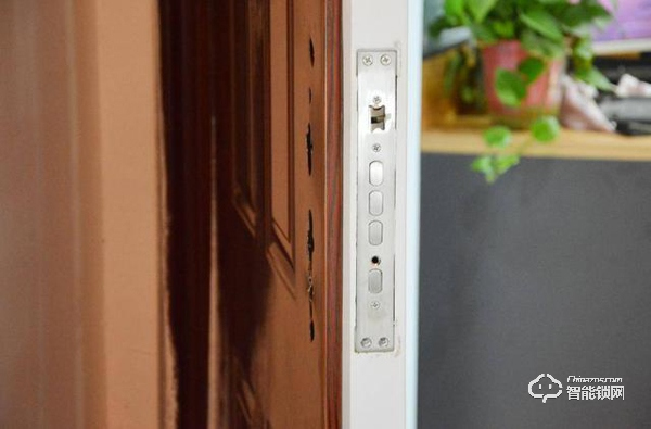 用防彈玻璃做面板，到底有多堅固，創米小白智能門鎖G1親測