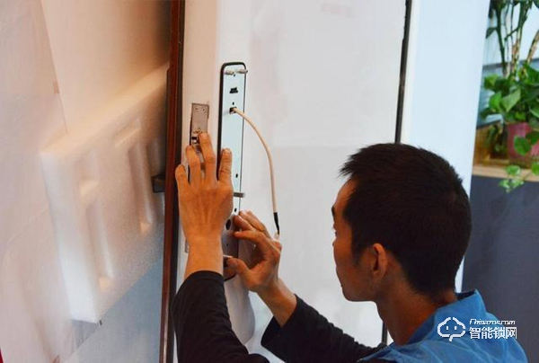 用防彈玻璃做面板，到底有多堅固，創米小白智能門鎖G1親測