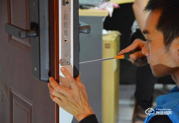 用防彈玻璃做面板，到底有多堅固，創米小白智能門鎖G1親測