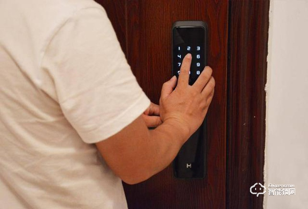 用防彈玻璃做面板，到底有多堅固，創米小白智能門鎖G1親測