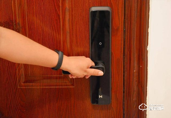 用防彈玻璃做面板，到底有多堅固，創米小白智能門鎖G1親測