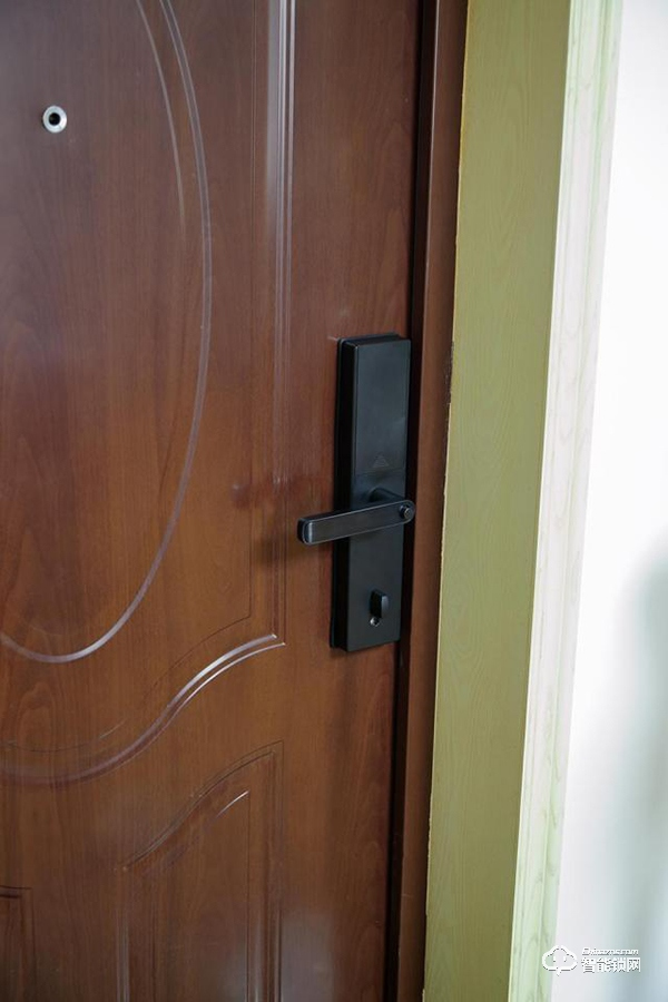 指紋鎖什么品牌好？德施曼、鹿客、派瑞軍工裝甲智能鎖試用測評