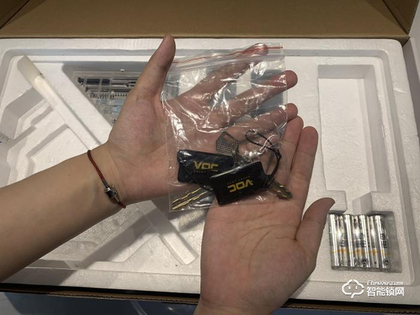 華為系史上性價比最高智能鎖，VOC指紋鎖x8初體驗測評