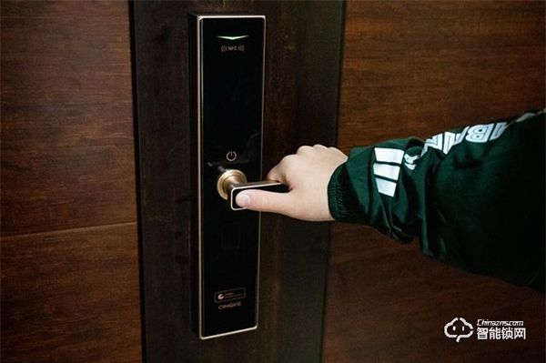 典雅外形下卻有最新科技，華為青稞Q7智能鎖體驗