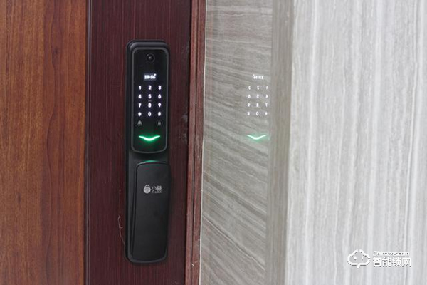自帶貓眼遠程監控于一體：小益X6智能鎖