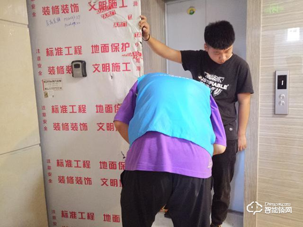 自帶貓眼遠程監控于一體：小益X6智能鎖