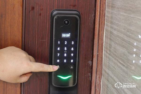 自帶貓眼遠程監控于一體：小益X6智能鎖