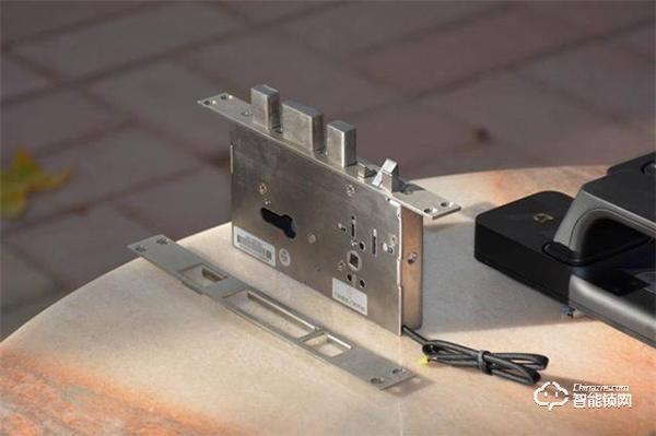 米家推拉式指紋鎖評測：顏值與實力共存，6種開鎖方式全家通用