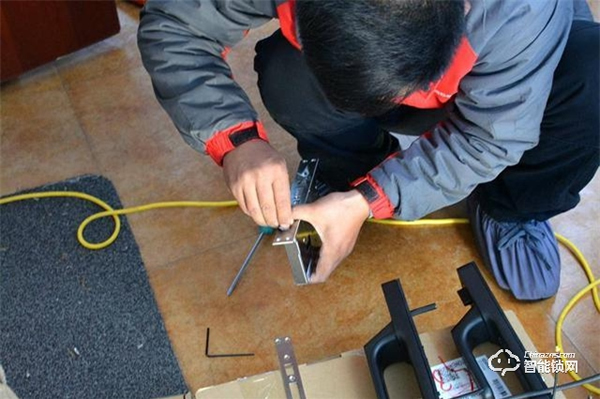 米家推拉式指紋鎖評測：顏值與實力共存，6種開鎖方式全家通用