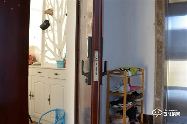 米家推拉式指紋鎖評測：顏值與實力共存，6種開鎖方式全家通用