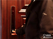 3D人臉識別開門，給家全方位守護：德施曼R8人臉智能鎖體驗