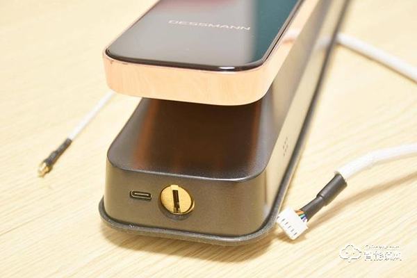 程序員給防盜門加裝3D人臉識別，人到門前自動開鎖，無光也能識別