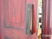 程序員給防盜門加裝3D人臉識別，人到門前自動開鎖，無光也能識別