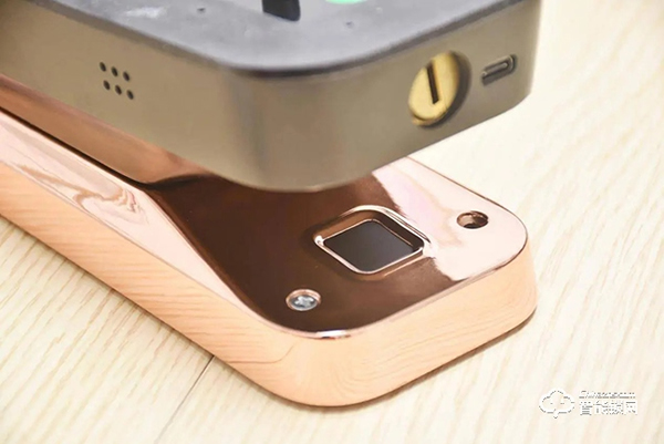 安全等級(jí)高，支持人臉識(shí)別、假鎖報(bào)警，德施曼R8智能鎖評(píng)測(cè)