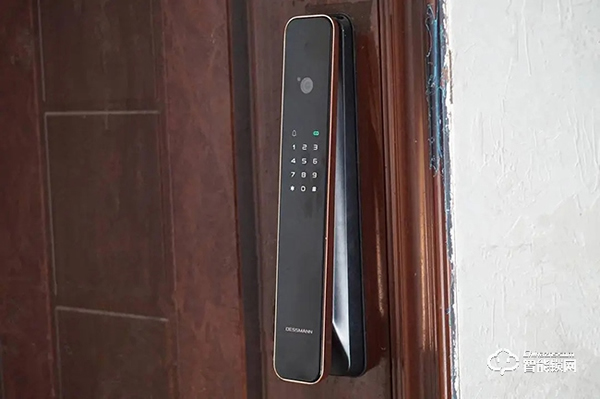 安全等級(jí)高，支持人臉識(shí)別、假鎖報(bào)警，德施曼R8智能鎖評(píng)測(cè)