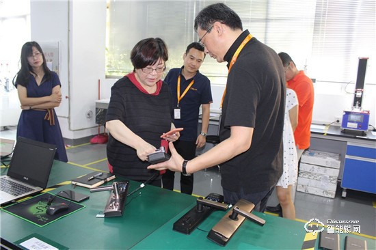 中國智能鎖行業考察團，走進CSLP中國智能鎖共享產業平臺