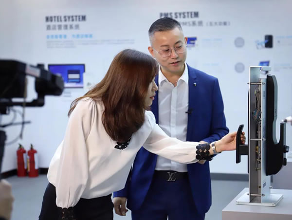 廣東電視臺(tái)《風(fēng)云粵商》欄目走進(jìn)智能門鎖知名企業(yè)楊格智控