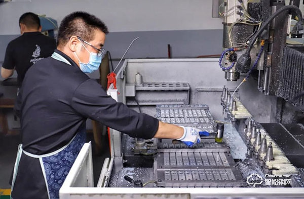 廣東電視臺(tái)《風(fēng)云粵商》欄目走進(jìn)智能門鎖知名企業(yè)楊格智控