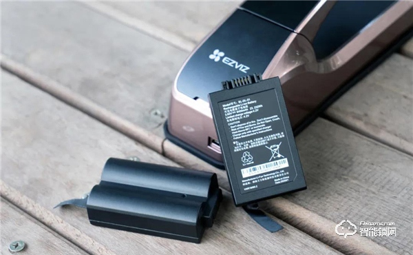 螢石視頻鎖，雙鋰電池供電，詮釋一款好智能鎖該有的續(xù)航能力