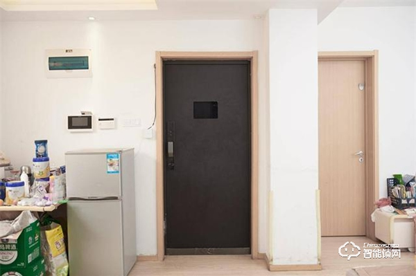 一個門重85KG，小米有品上架，嵌入式智能鎖，自帶10寸屏