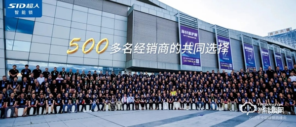 超人鳳凰涅槃，浴火重生。在疫情當下經歷困難，一切謠言止于現