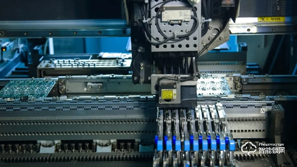 超人鳳凰涅槃，浴火重生。在疫情當下經歷困難，一切謠言止于現