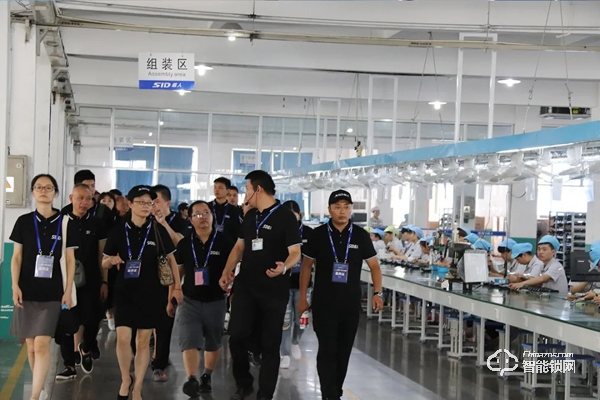 超人鳳凰涅槃，浴火重生。在疫情當下經歷困難，一切謠言止于現