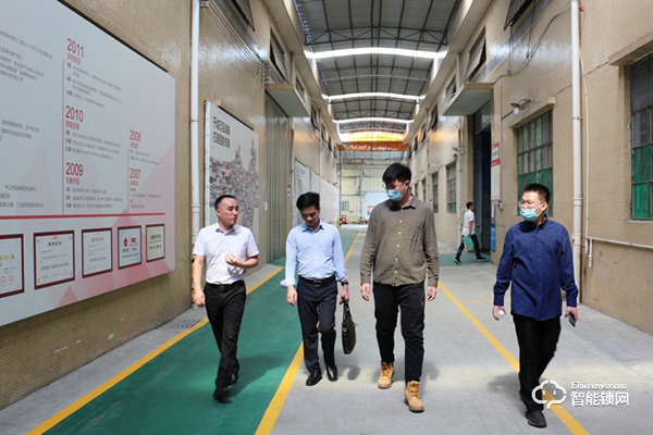 天譽(yù)置業(yè)地產(chǎn)領(lǐng)導(dǎo)一行蒞臨櫻花智能鎖考察交流