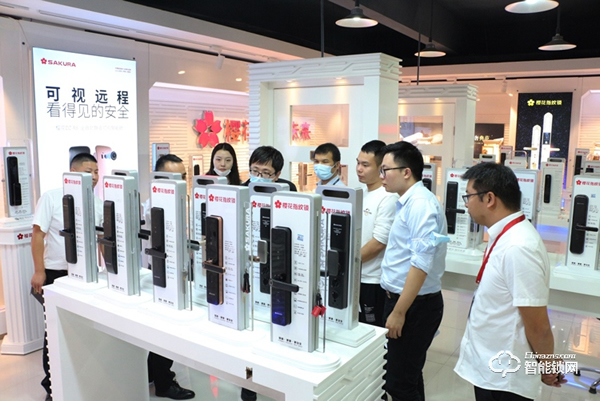 恒大集團材料設(shè)備有限公司領(lǐng)導蒞臨櫻花智能鎖總部參觀考察