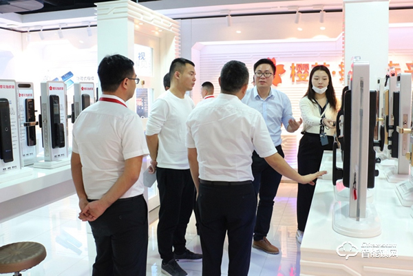 恒大集團材料設(shè)備有限公司領(lǐng)導蒞臨櫻花智能鎖總部參觀考察