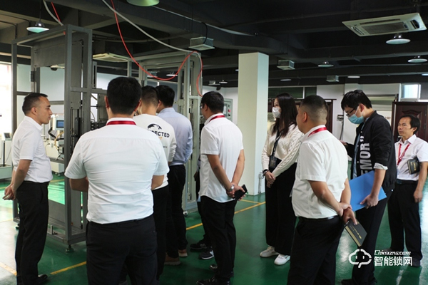 恒大集團材料設(shè)備有限公司領(lǐng)導蒞臨櫻花智能鎖總部參觀考察
