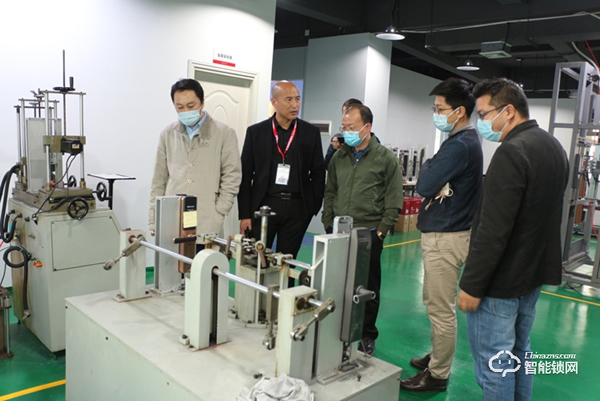 財信地產集團領導一行蒞臨櫻花智能鎖參觀考察