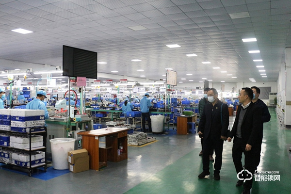 星河地產(chǎn)集團(tuán)領(lǐng)導(dǎo)一行蒞臨櫻花智能鎖參觀交流