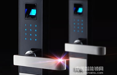 指紋鎖采用電池供電，在電池電壓不足時怎么辦?