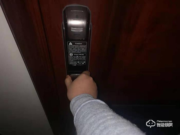 3000元智能門鎖鎖不上 西安市民連續多天無法上班在家