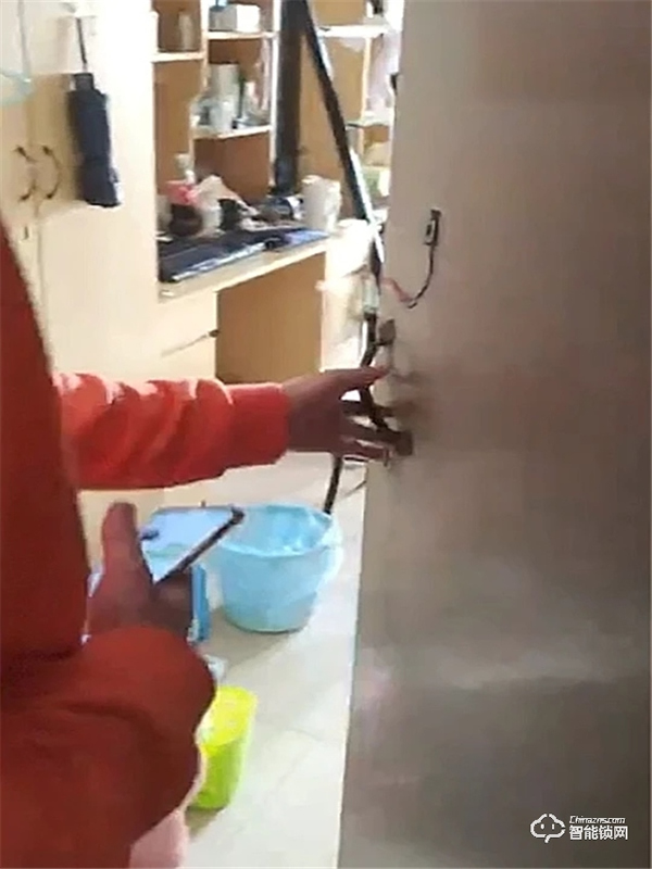 理工男將宿舍門鎖改成智能鎖：支持指紋聲控和app控制