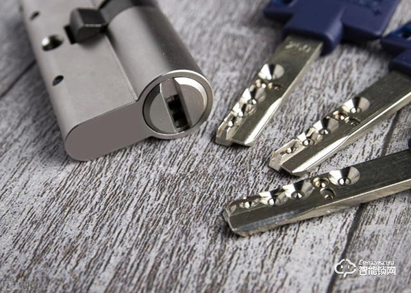 智能門鎖怎么選？別聽導購忽悠，關注這幾個方面就夠了！