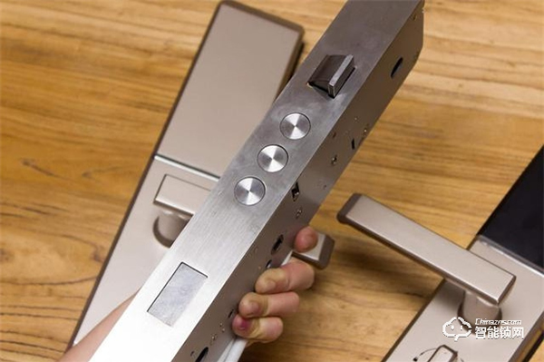 智能門鎖怎么選？別聽導購忽悠，關注這幾個方面就夠了！