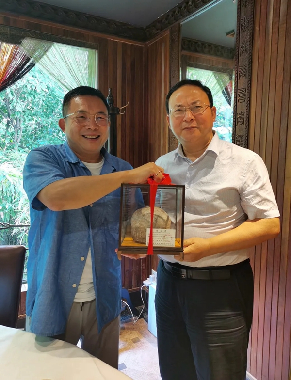 UIOT超級智慧家獲贈恐龍蛋一枚