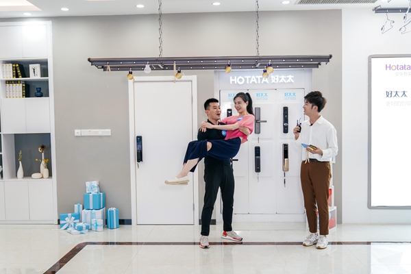 好太太直播間現場火爆 奧運冠軍夫婦驚喜現身