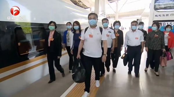 榮事達集團董事長潘保春等百余位全國人大代表抵達北京