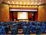 穿上軍裝的楊格家人們精神抖擻，英姿颯爽！