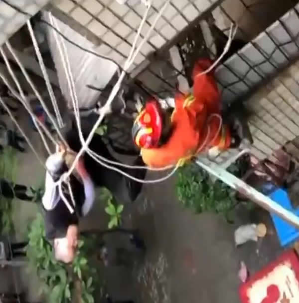 為什么要給父母買一把指紋鎖？這兩個忘帶鑰匙的新聞就是答案