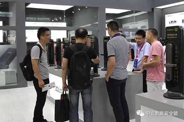 中立智能鎖五重安全防護(hù)智能鎖驚艷亮相中國(guó)建博會(huì)（廣州）