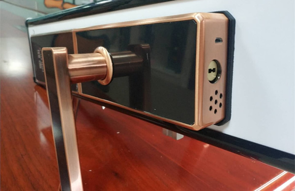 指紋鎖的電池能不能混用？需不需要備份電池？